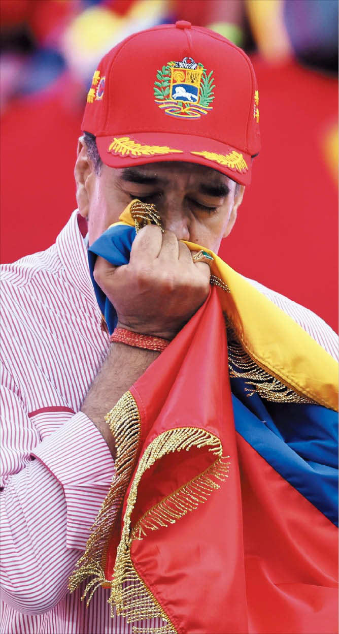 Venezuelan President Nicolas Maduro kisses the national flag during the ruling party leadership inauguration ceremony held in the capital, Caracas, on the 1st. /EPA-Yonhap